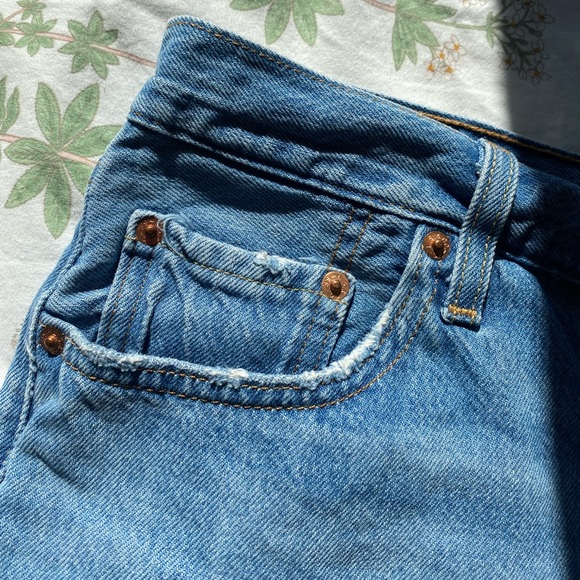 LEVI’S 501 Medium/Light Wash Jean Short - Picture 4 of 9